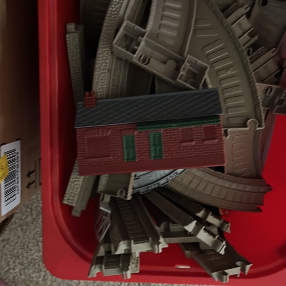 Bucket full of Thomas the Train lot - Picture 2 of 3